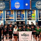 El equipo masculino de vóley de Defensores de Banfield durante su histórica primera participación en un torneo internacional del Sudamericano.