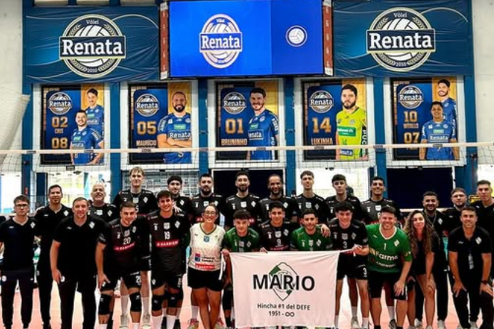 El equipo masculino de vóley de Defensores de Banfield durante su histórica primera participación en un torneo internacional del Sudamericano.