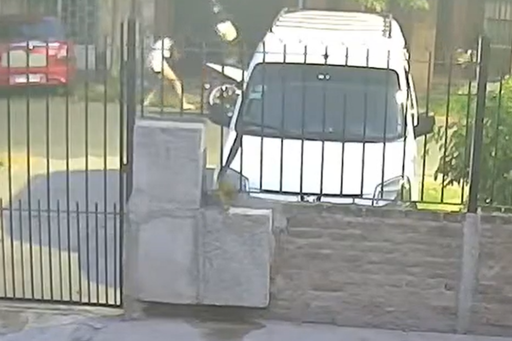 La secuencia fue registrada por cámaras de seguridad en Villa Centenario, en el partido de Lomas de Zamora.