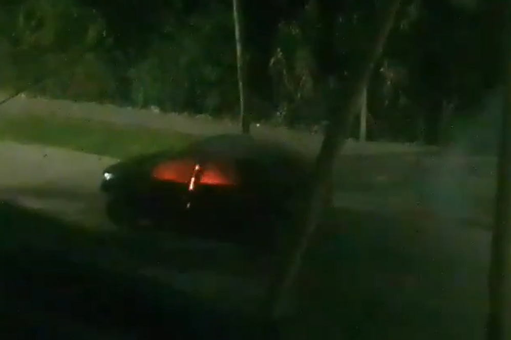 El auto se incendió en la calle París al 1500, en Villa Albertina, y fue controlado por los Bomberos Voluntarios de Lomas de Zamora.