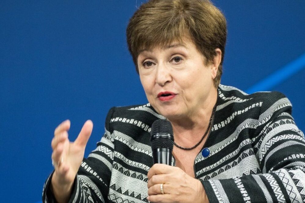 La directora del FMI comunicó que el organismo está haciendo una evaluación de la situación económica mundial.