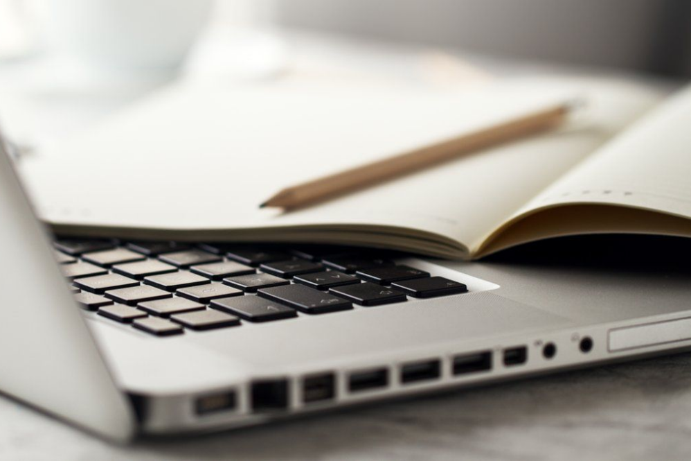 En la actualidad, las computadoras se volvieron herramientas indispensables para estudiar.