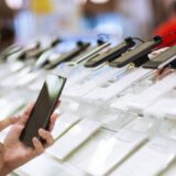 Los supermercados buscan captar a quienes planean renovar su celular aprovechando rebajas agresivas y planes de pago sin interés.