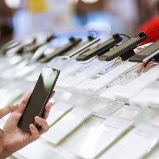 Los supermercados buscan captar a quienes planean renovar su celular aprovechando rebajas agresivas y planes de pago sin interés.