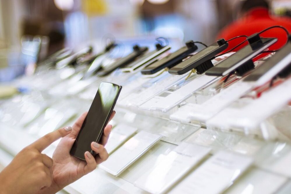 Los supermercados buscan captar a quienes planean renovar su celular aprovechando rebajas agresivas y planes de pago sin interés.