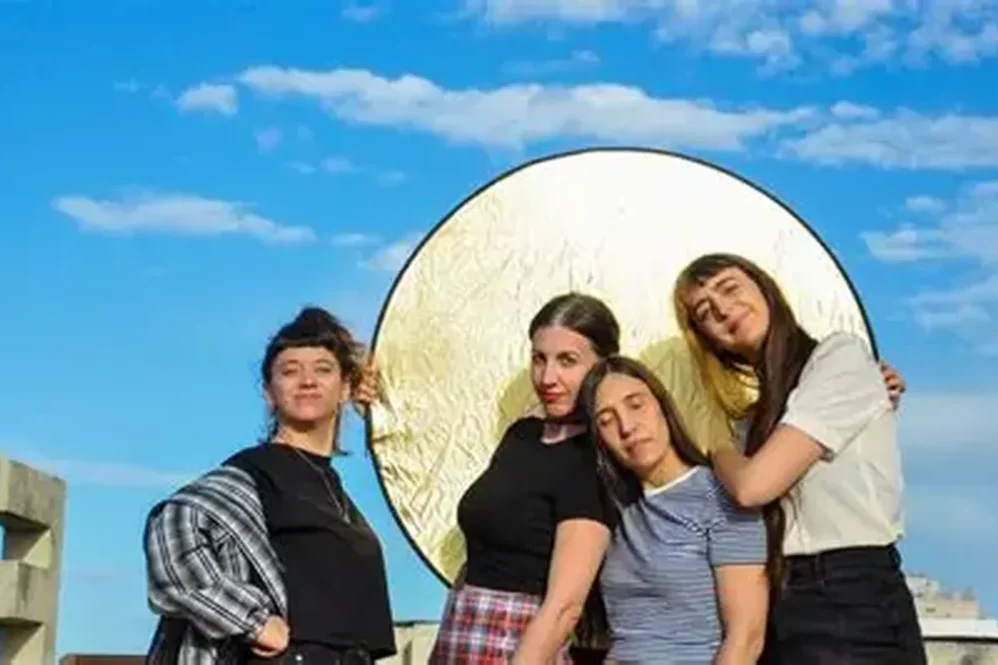 Amor Elefante, la banda oriunda de Banfield, se prepara para presentarse en el festival por el Día de la Mujer en Lomas de Zamora.