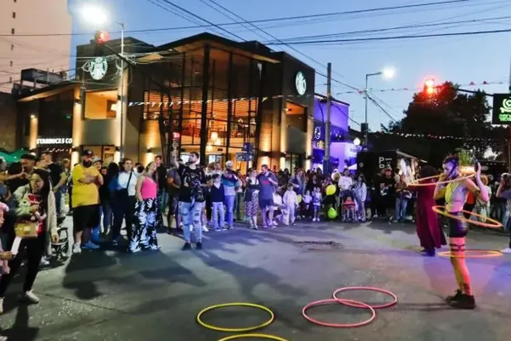 Paseo Lomitas volverá este sábado 14 desde las 17 al polo gastronómico de Lomas de Zamora, con shows en vivo, actividades culturales y puestos gastronómicos.