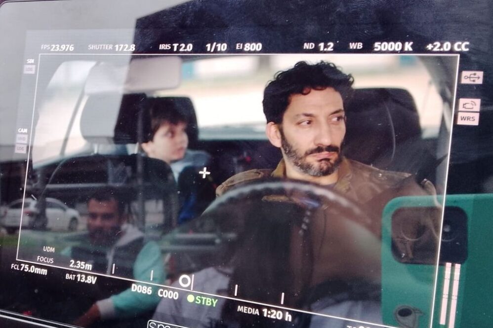 León, vecino de Villa Centenario, durante su experiencia como actor en producciones audiovisuales.