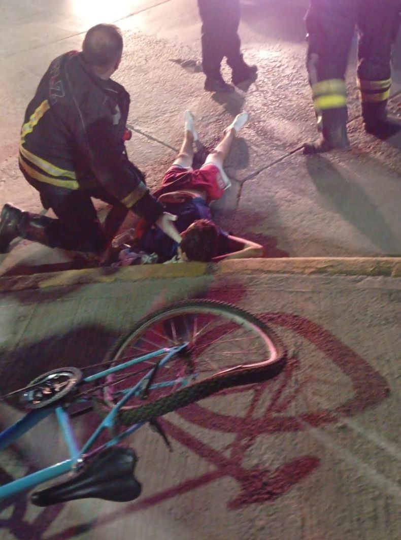 Jonathan, tirado en el suelo y asistido por los bomberos tras ser atropellado en Villa Fiorito. Jonathan, tirado en el suelo y asistido por los bomberos tras ser atropellado en Villa Fiorito.