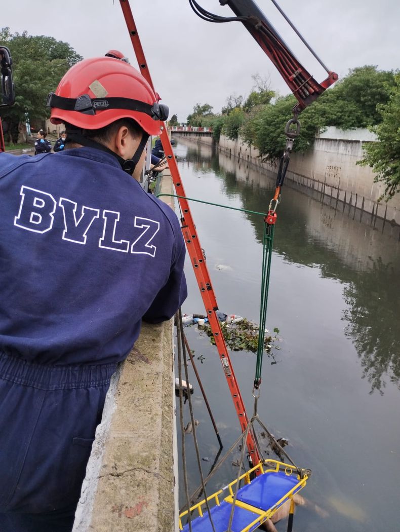Los Bomberos de Lomas de Zamora intervinieron en el operativo. Los Bomberos de Lomas de Zamora intervinieron en el operativo.
