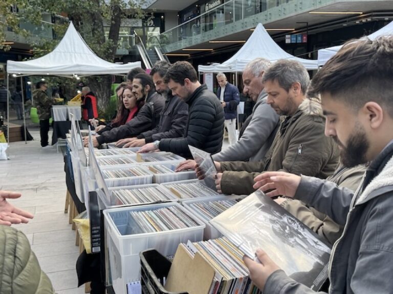House Feria reunió a fanáticos de vinilos y cultura vintage en Nuevo Quilmes Plaza 10 House Feria reunió a fanáticos de vinilos y cultura vintage en Nuevo Quilmes Plaza