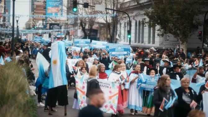 Festejo patrio hoy en Plaza Grigera de Lomas 6 Unos 56 ballets folklóricos que realizarán el Pericón Nacional.