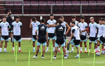 La bomba de Scaloni en la Selección Argentina: el jugador tapado que puede reemplazar a Balerdi en el Mundial