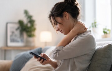 El hábito que millones hacen todos los días y puede provocar dolor de cuello sin darse cuenta