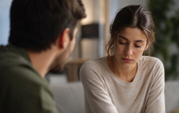 Ni desinterés ni mentira: qué significa que una persona evite mirar a los ojos