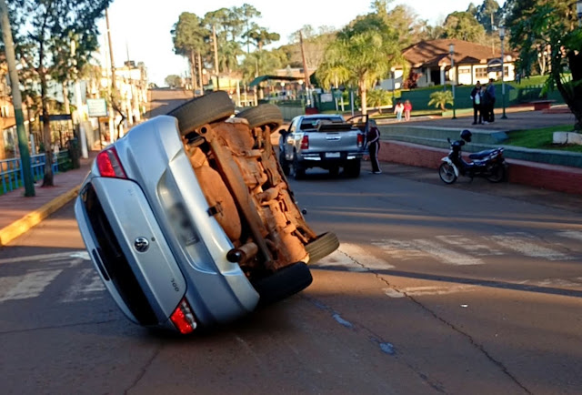 Auto vuelca tras chocar con camioneta en San Pedro 2 Auto vuelca tras chocar con camioneta en San Pedro