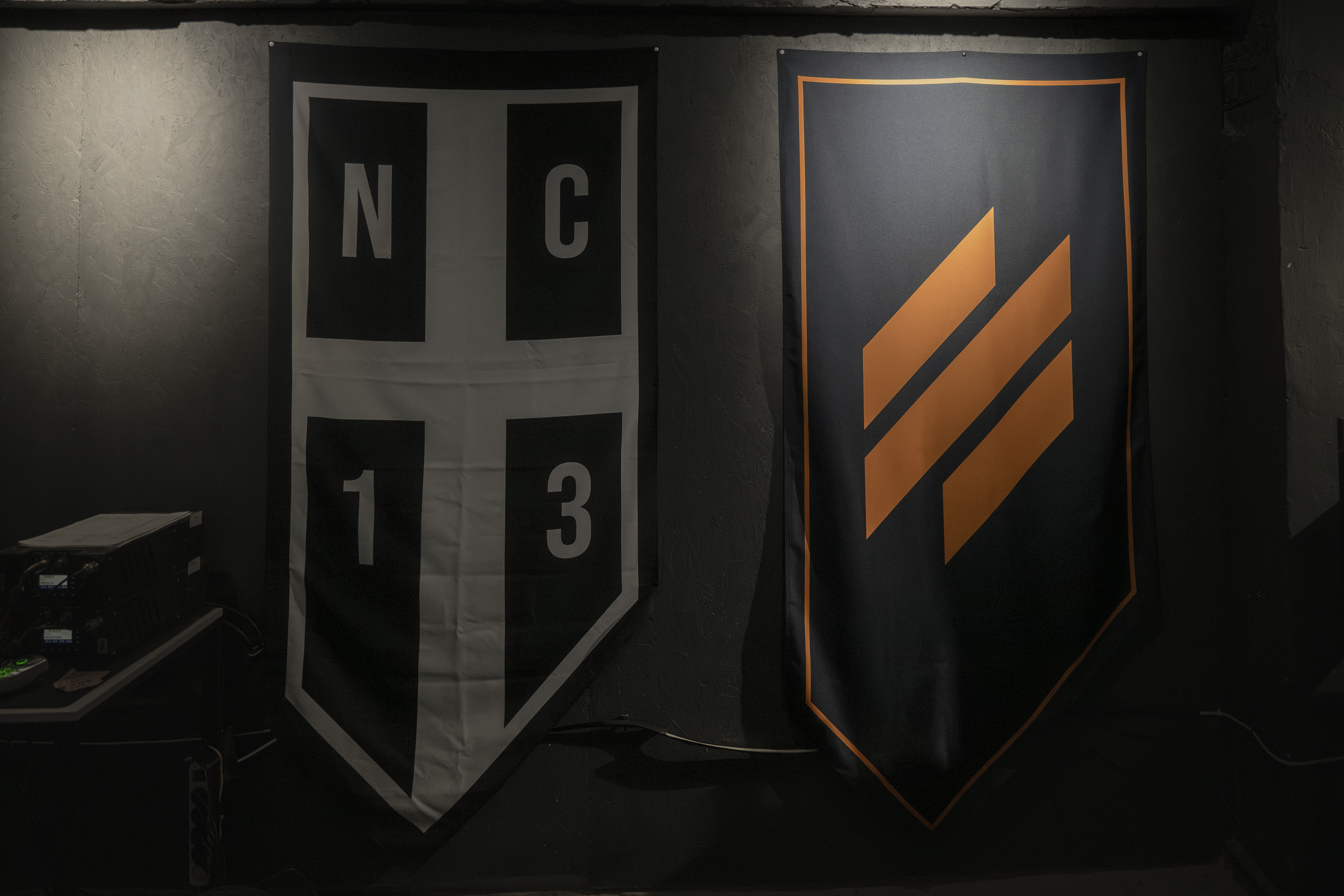 Emblemas de la Tercera Brigada de Ucrania y la unidad NC13.