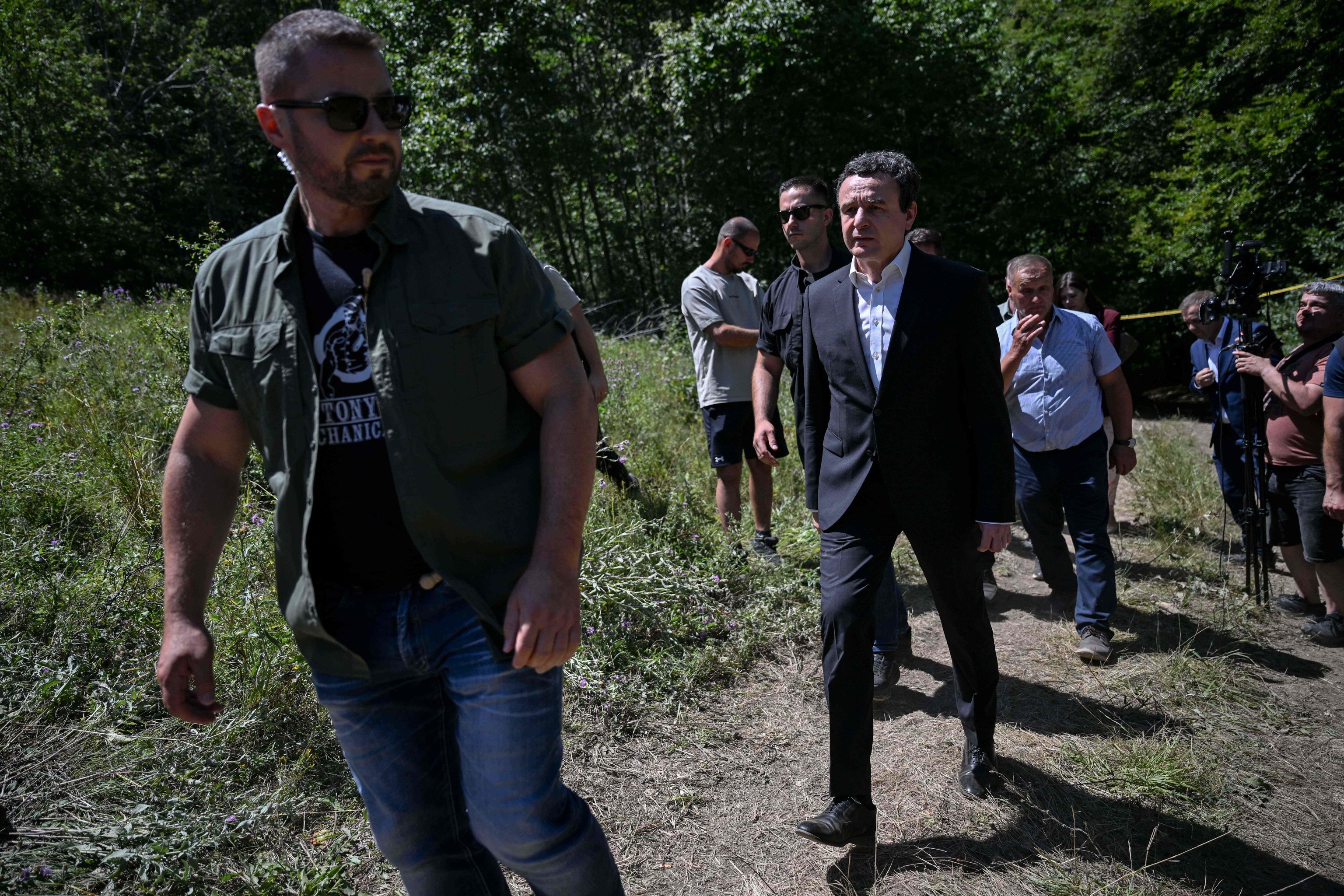 El primer ministro de Kosovo, Albin Kurti, en una fosa común recién descubierta en el norte del país.