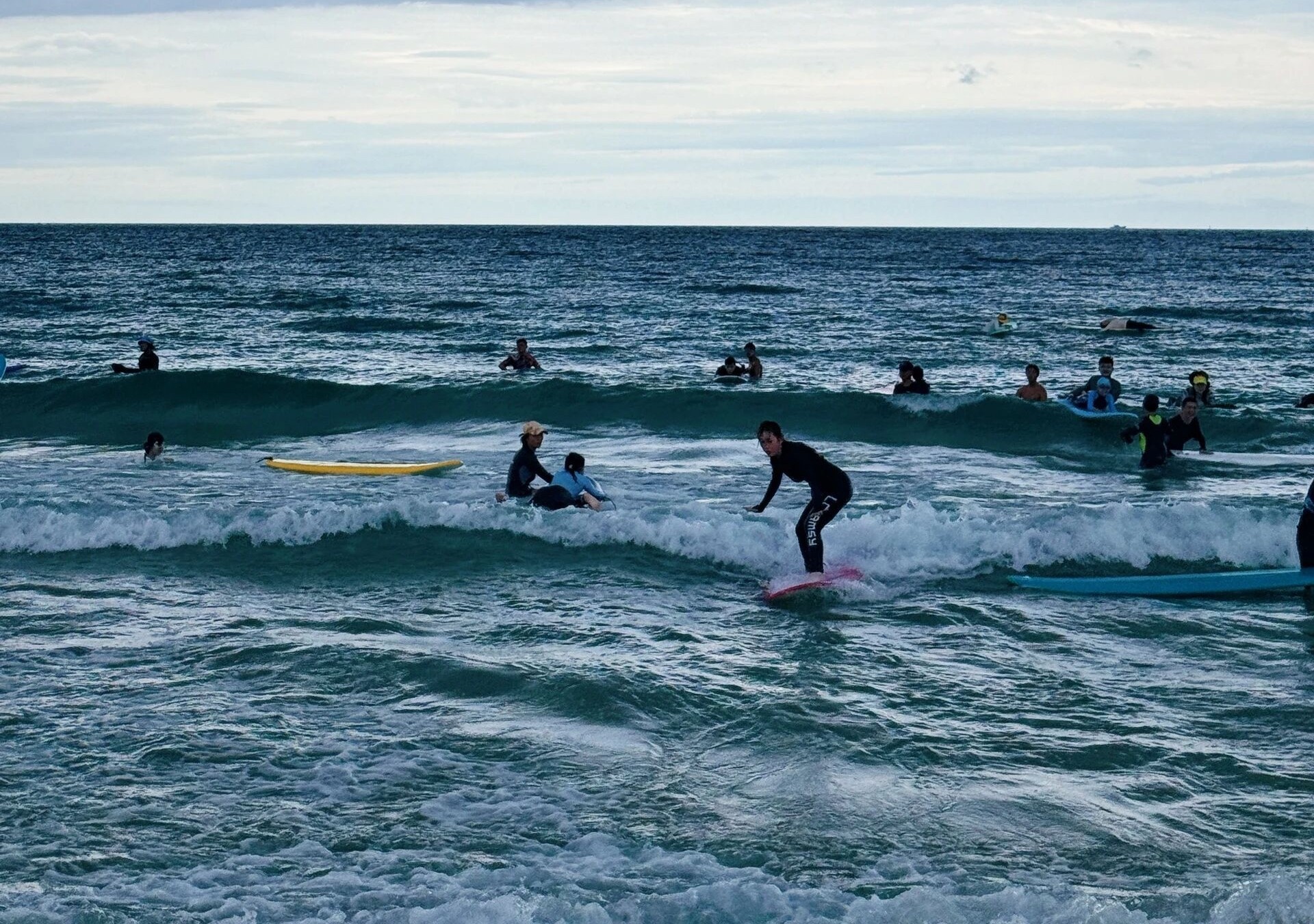 Ibiza surfera de China pierde su lado salvaje 4 Surfistas en la playa de Riyue Bay.