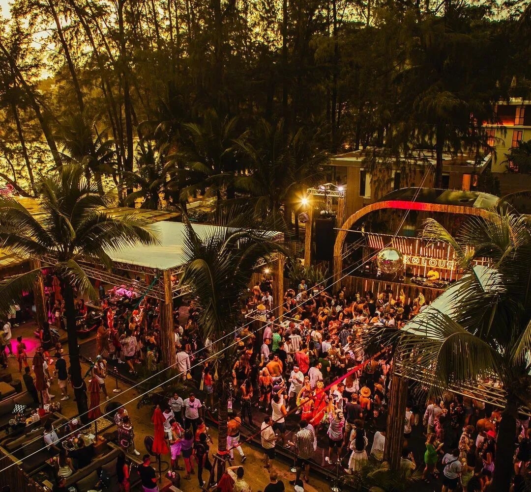 Ibiza surfera de China pierde su lado salvaje 2 Una fiesta de música tecno en Riyue Bay.