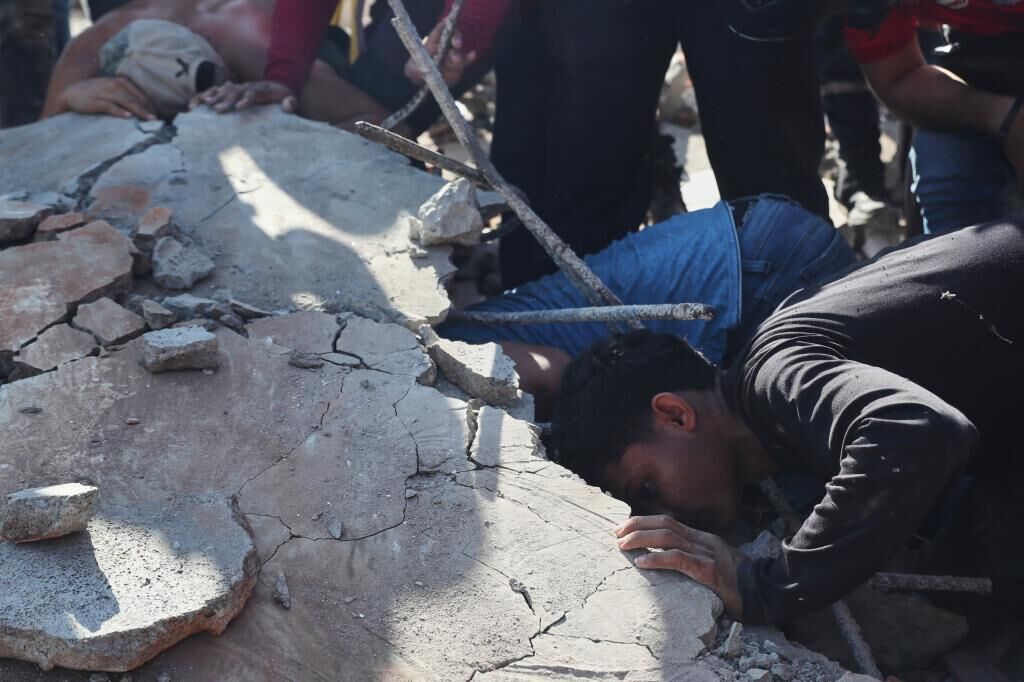 Imágenes del terremoto de 7,4 en Colombia 2 Residentes y equipos de rescate buscan entre los escombros de un...