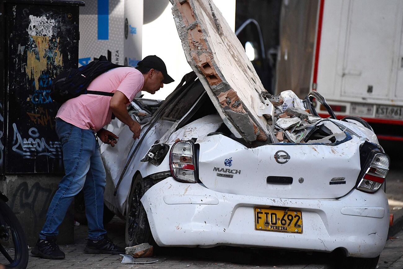 Rescate de desaparecidos en Colombia en imágenes 2 Cientos de voluntarios buscan víctimas mortales y posibles personas...