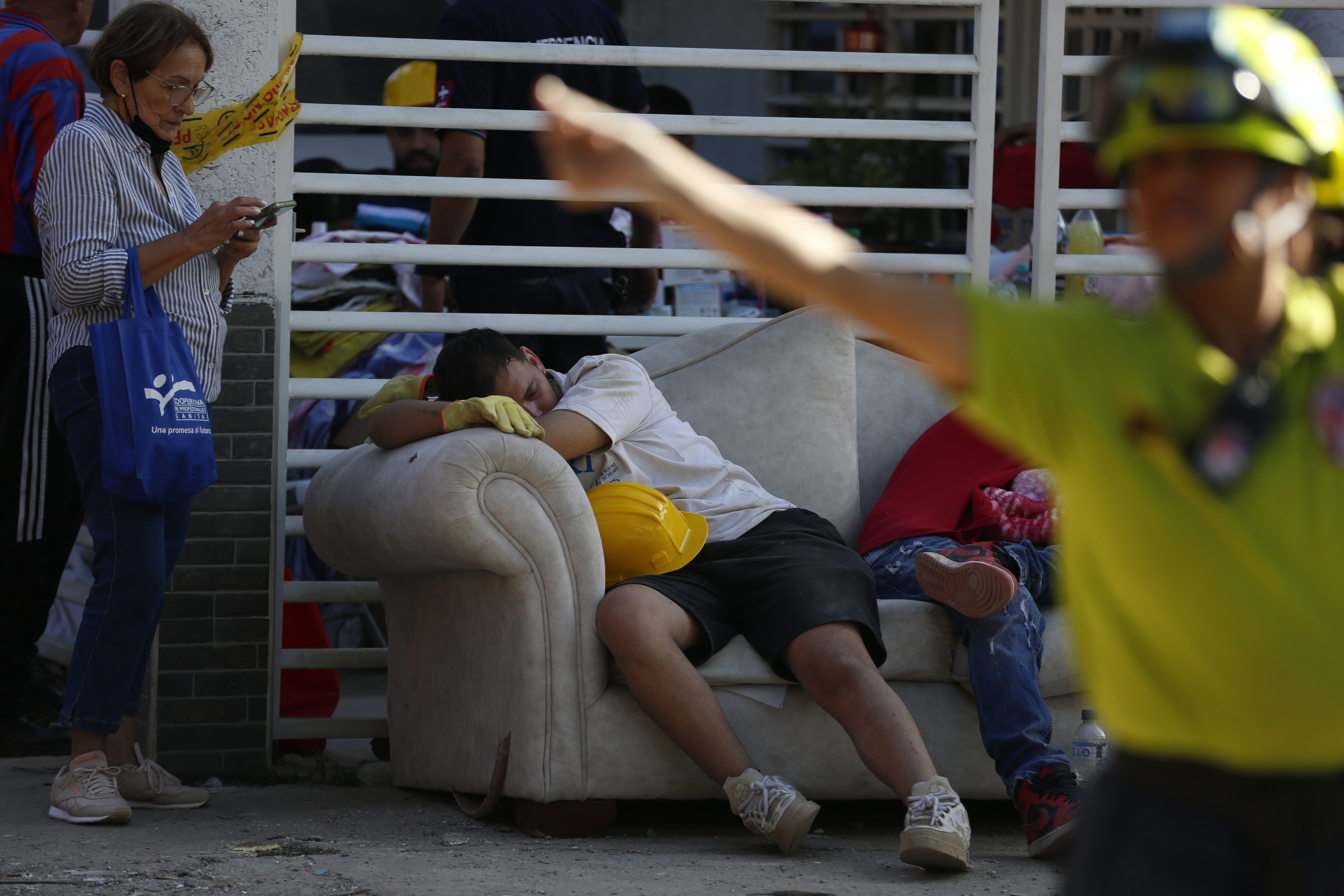 Cali sin dormir por réplicas y preocupación por sus familiares 2 Un voluntario descansa tras el terremoto de magnitud 7,4 que sacudió la víspera la mayor parte de Colombia.