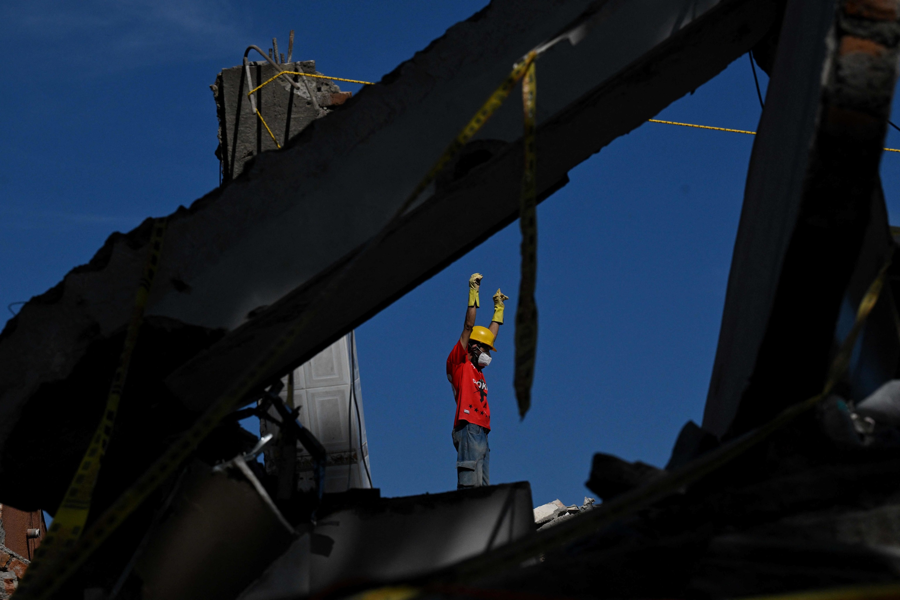 Cali sin dormir por réplicas y preocupación por sus familiares 3 Un voluntario hace un gesto durante la búsqueda de supervivientes entre los escombros de una casa derrumbada tras un terremoto en Cali.