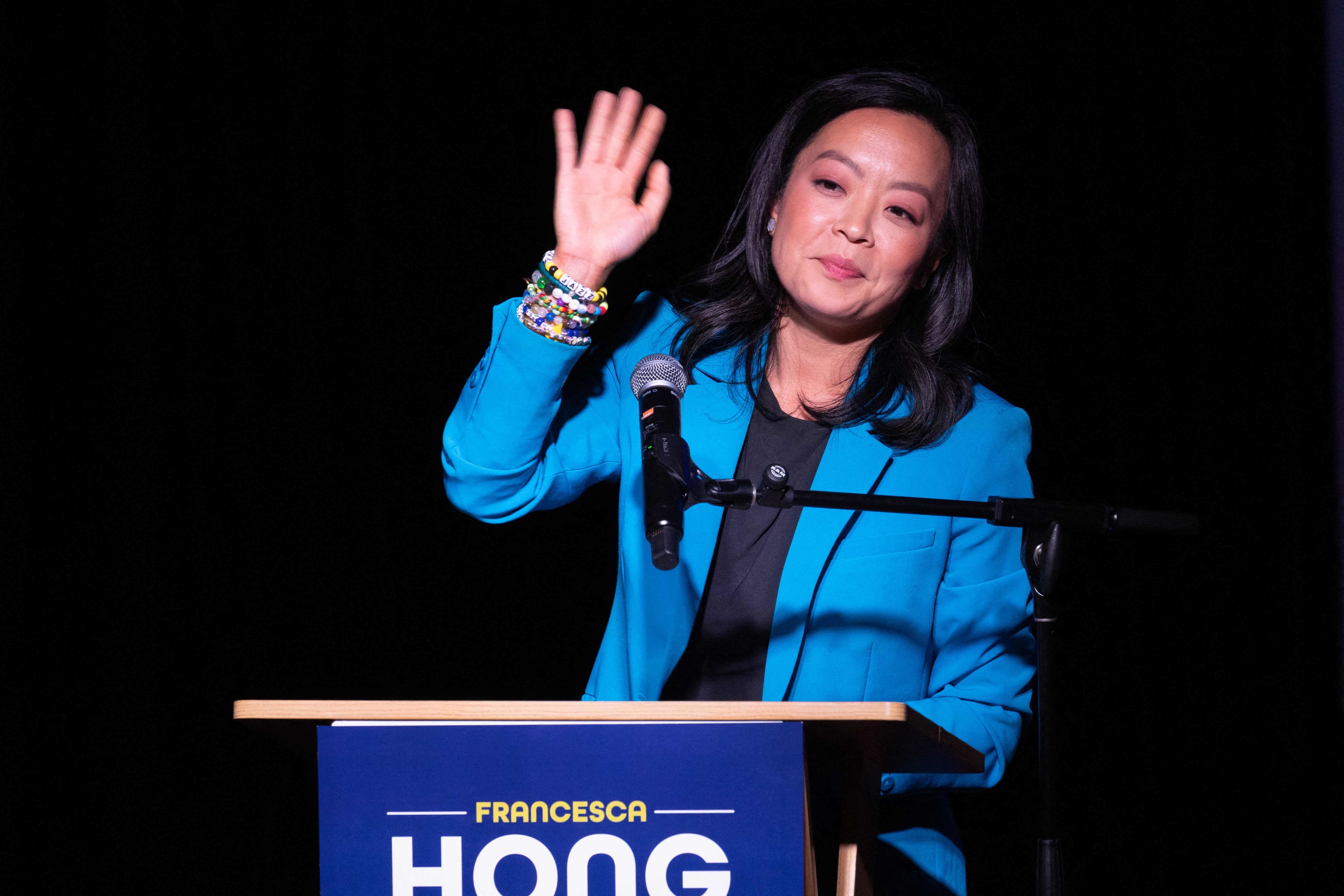 David Crowley gana primaria demócrata de Wisconsin frente a aspirante socialista 2 Francesca Hong, se dirige a sus simpatizantes.
