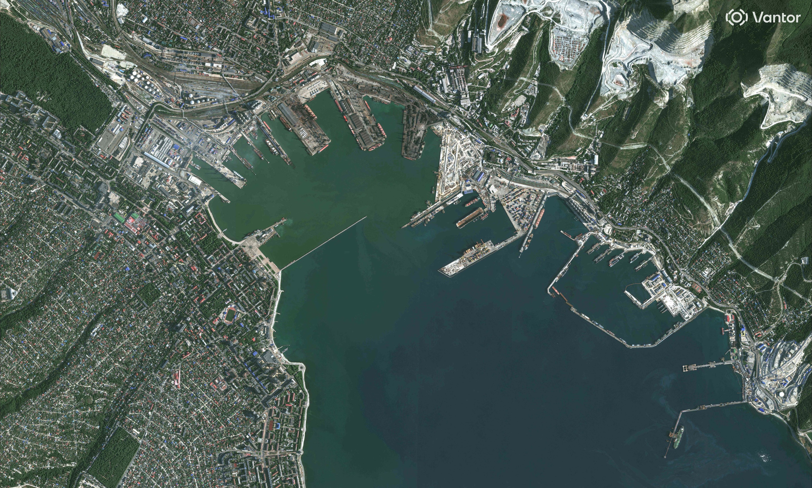 Ataque nocturno ucraniano daña base naval rusa en el Mar Negro 2 Vista aérea del puerto de Novorossiysk, este miércoles.
