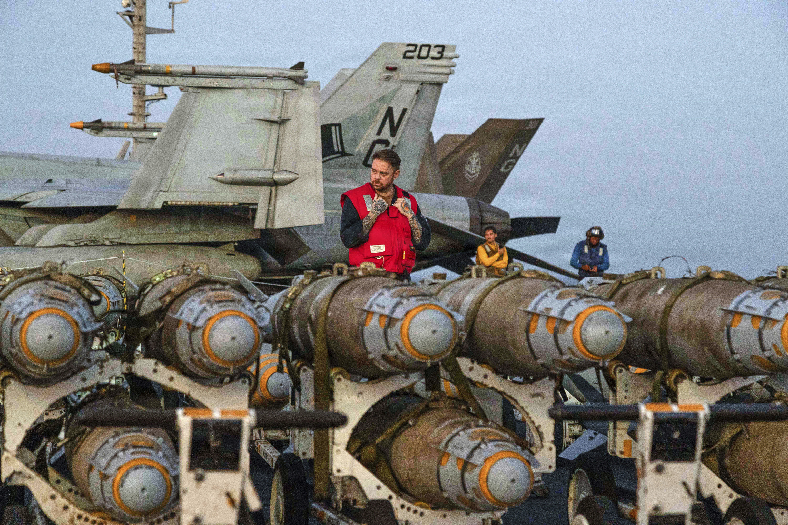 Demócratas exigen explicaciones sobre condiciones en el USS Lincoln 2 Marineros de la Armada transfiriendo munición en la cubierta de vuelo del portaaviones.