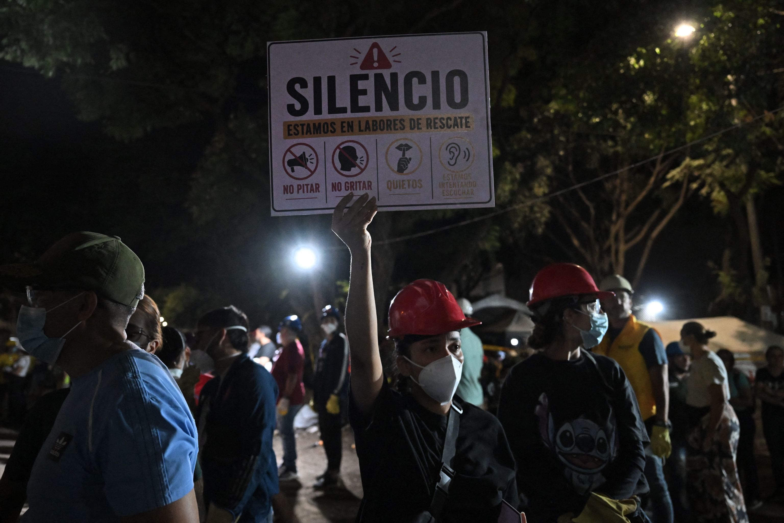 Albares confirma la primera víctima española del terremoto en Colombia 2 Rescatistas y voluntarios buscan supervivientes entre los escombros de Cali.