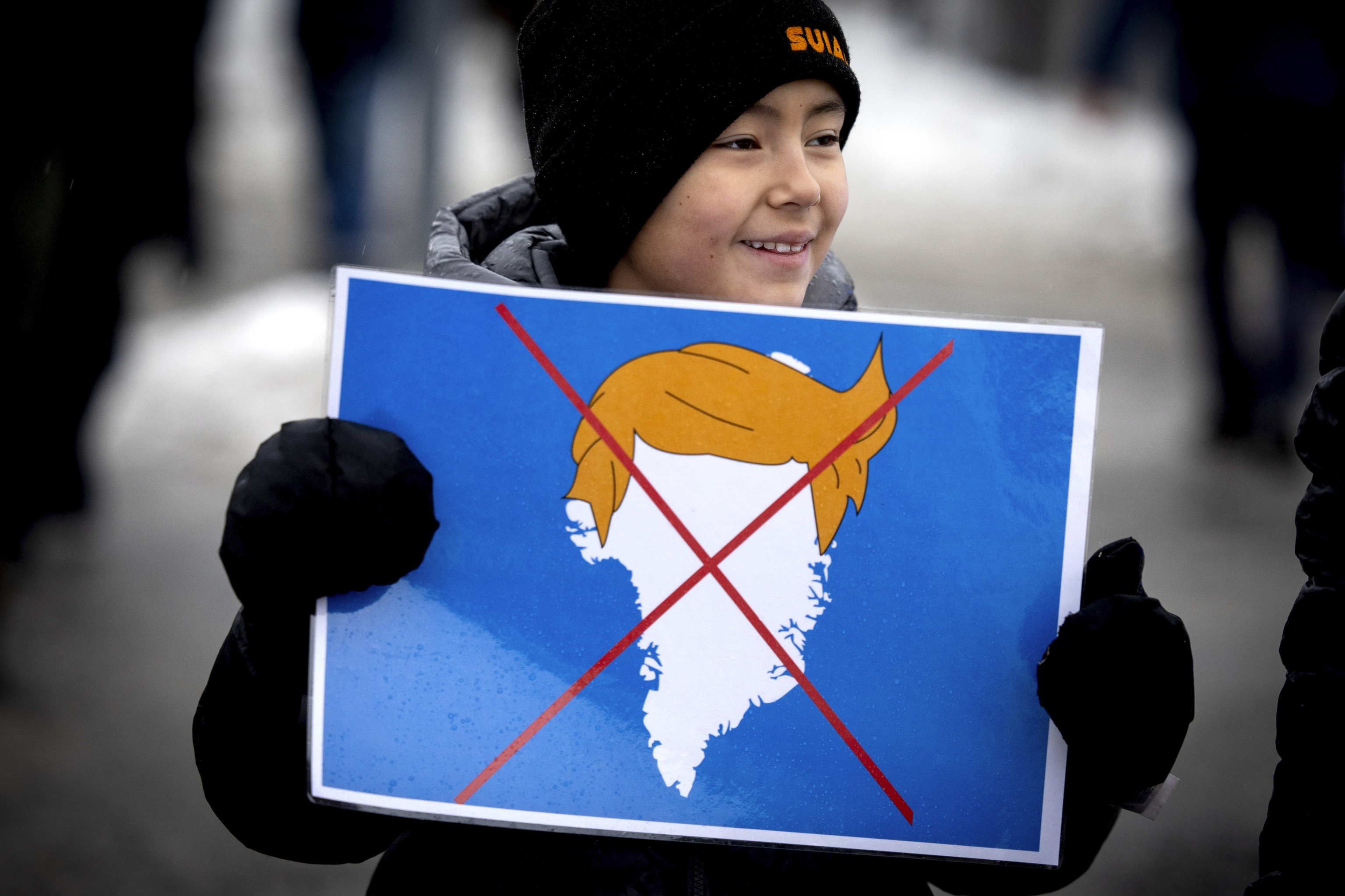 Conquista híbrida de Groenlandia en marcha 2 Un niño groenlandés sostiene un cartel 'anti-Trump', en Nuuk, en enero.