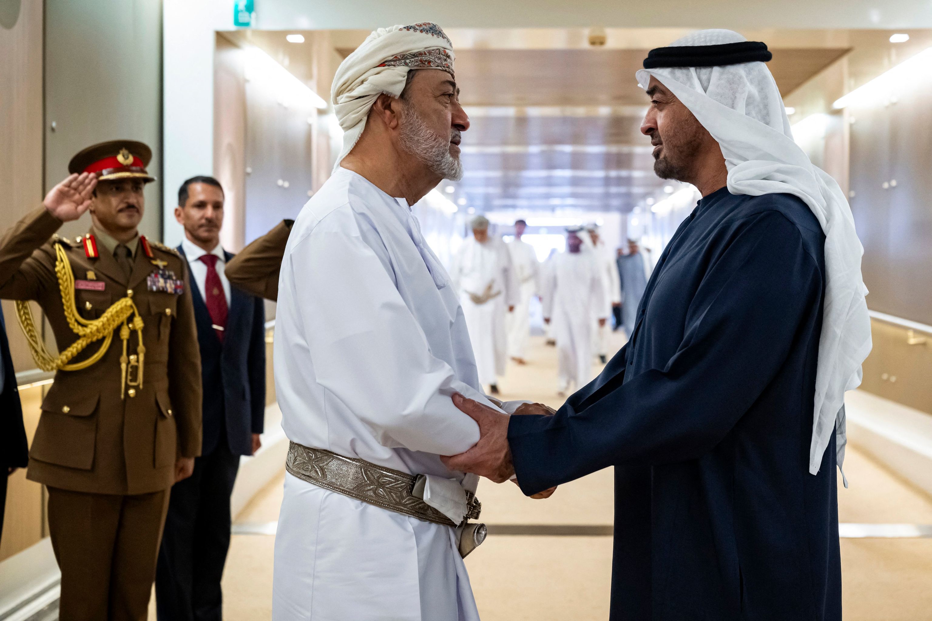 Sultán de Omán en la mira de Trump por amenazas de ataque 2 El sultán Haithan, junto al presidente de Emiratos Árabes Unidos, en Abu Dhabi.