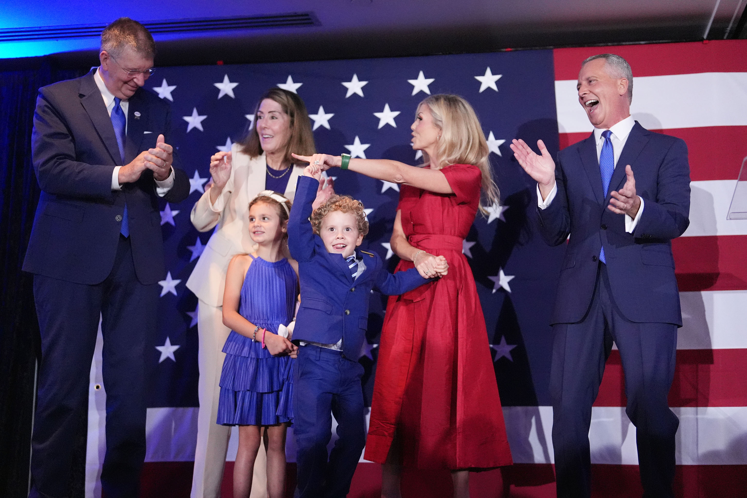 Demócratas y republicanos afinan mensaje tras supermartes 2 El candidato demócrata a gobernador de Florida, David Jolly (derecha), junto a su familia durante una fiesta por las elecciones primarias.