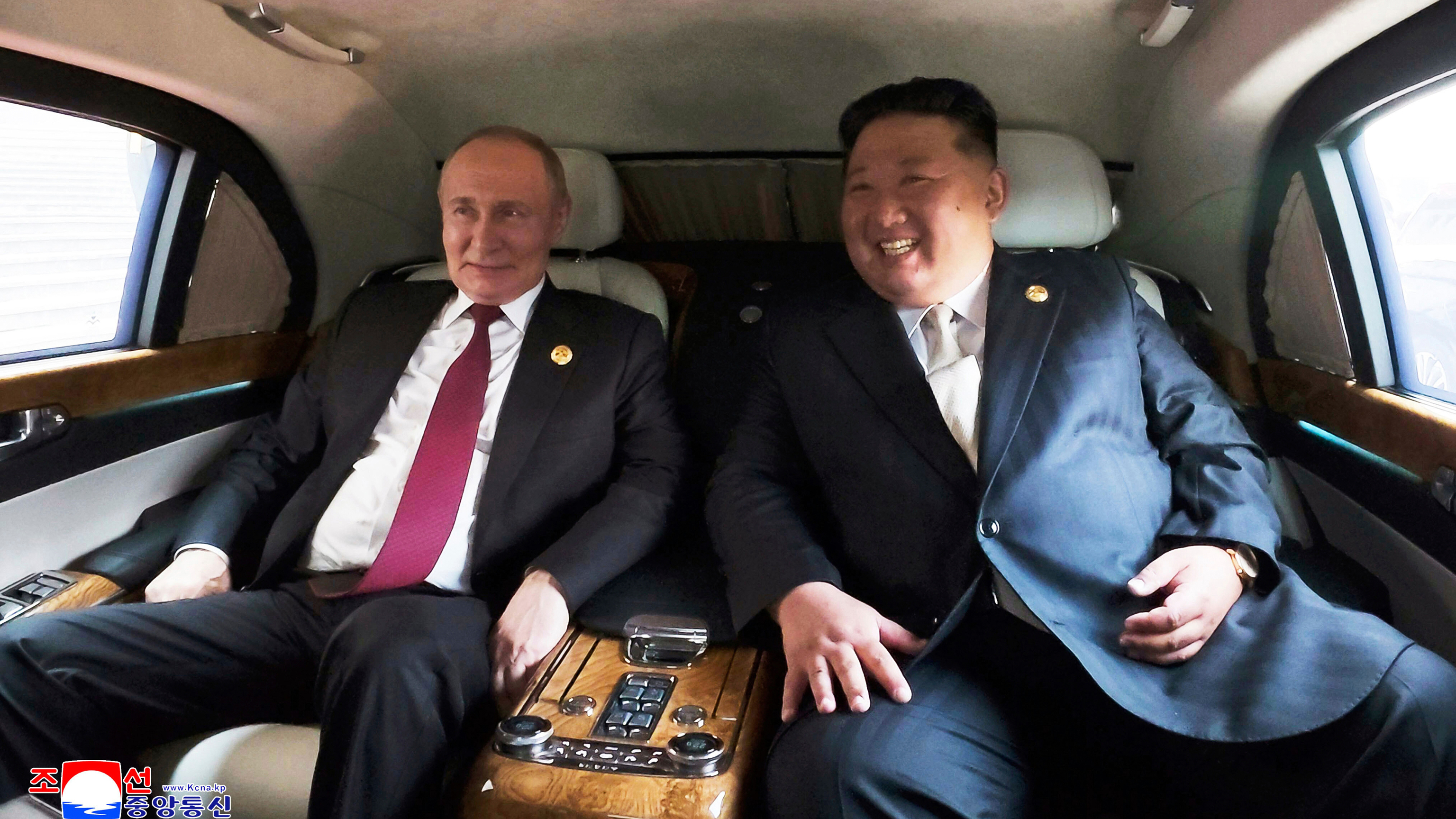 Xi, Putin y Kim enfrentados por un río asiático 2 Putin y Kim conversan en Pekín, el año pasado.