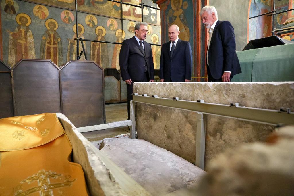 Putin recurre al milagro de un príncipe incorrupto para elevar la moral en Ucrania 2 El presidente ruso contempla maravillado los restos del príncipe Dmitri Donskói.