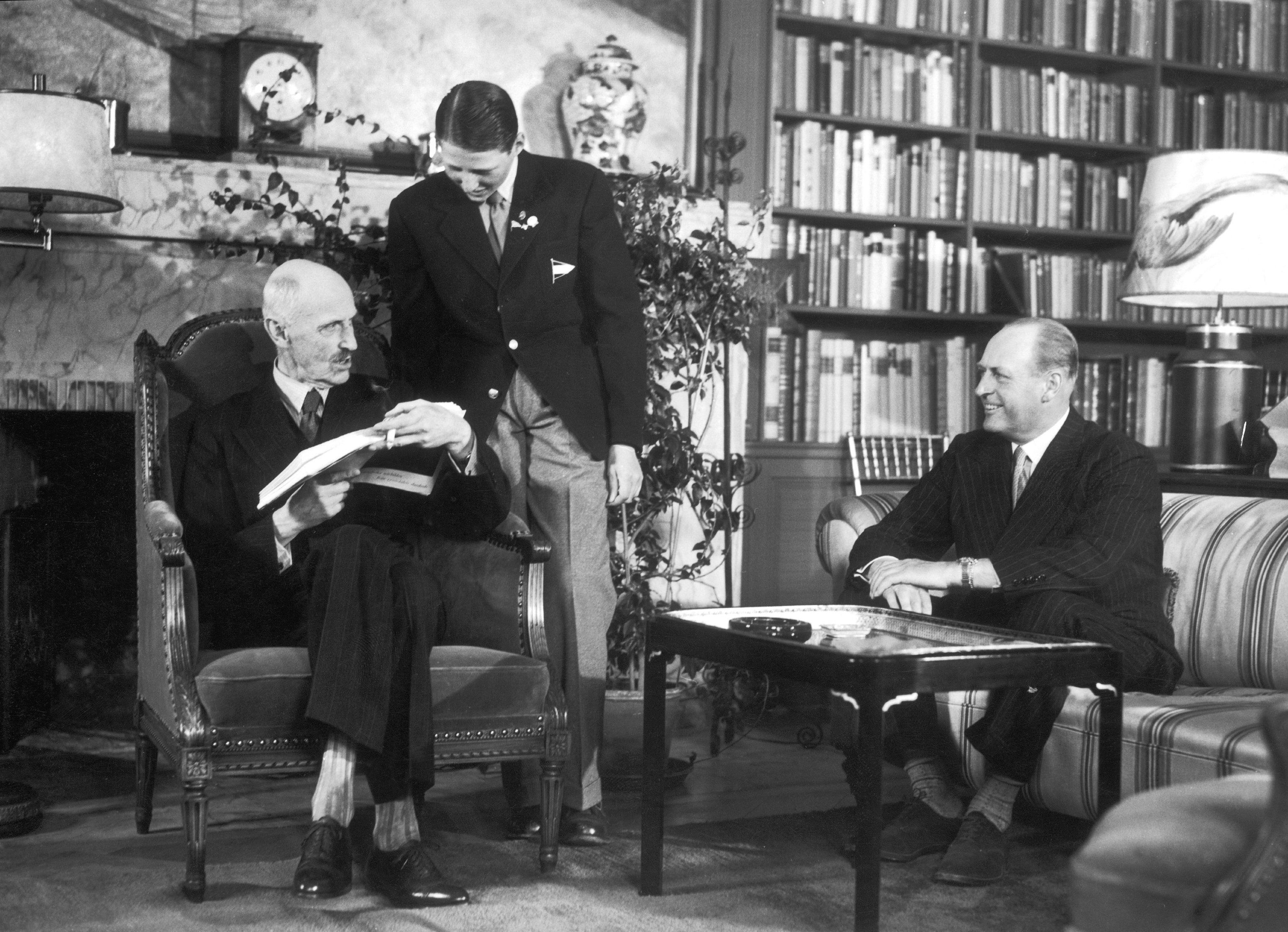 Muere Harald de Noruega, rey símbolo del estado de bienestar y las libertades 2 Harald, de joven, junto a su padre y su abuelo, el rey Haakon VII.