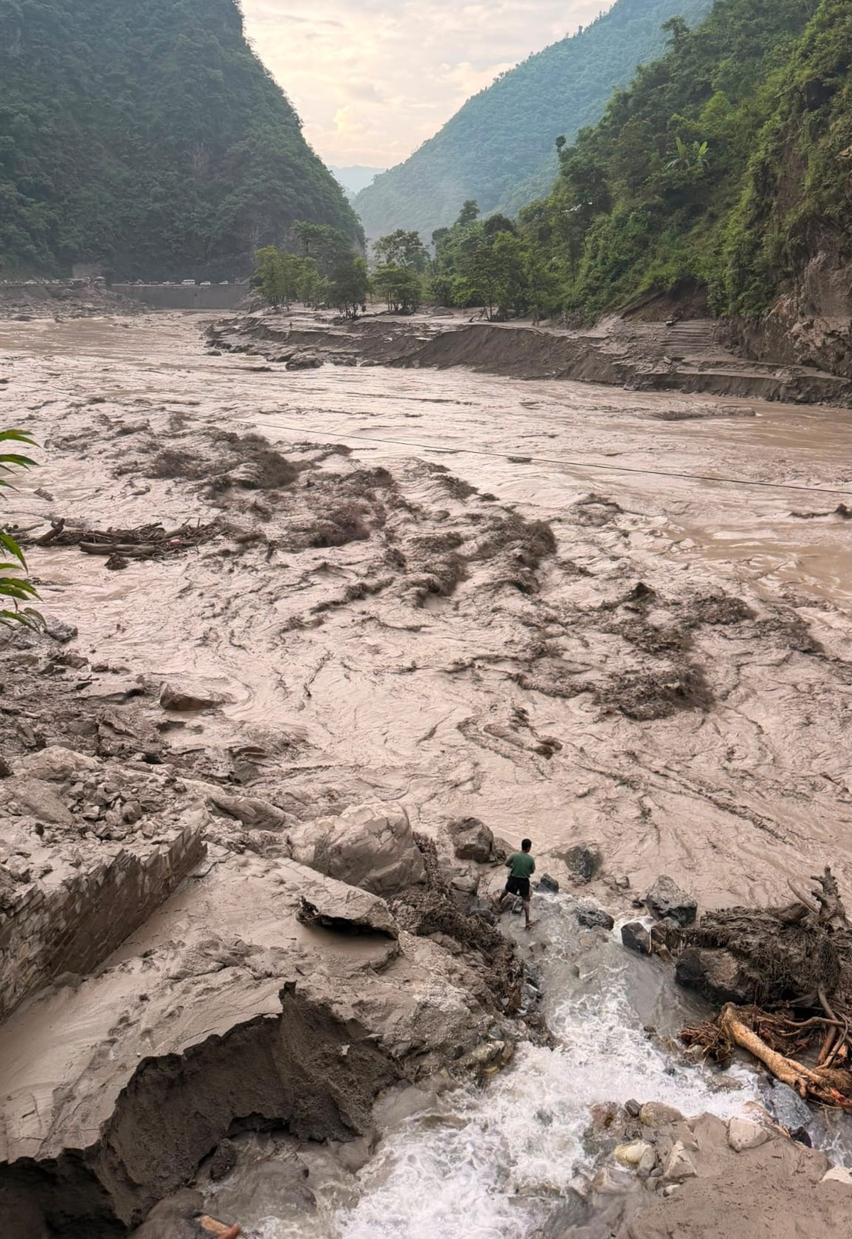 Dos turistas atrapados en Nepal tras la desaparición de la carretera 2 Imagen del río Trishuli tras la tragedia tomada por los turistas italianos.