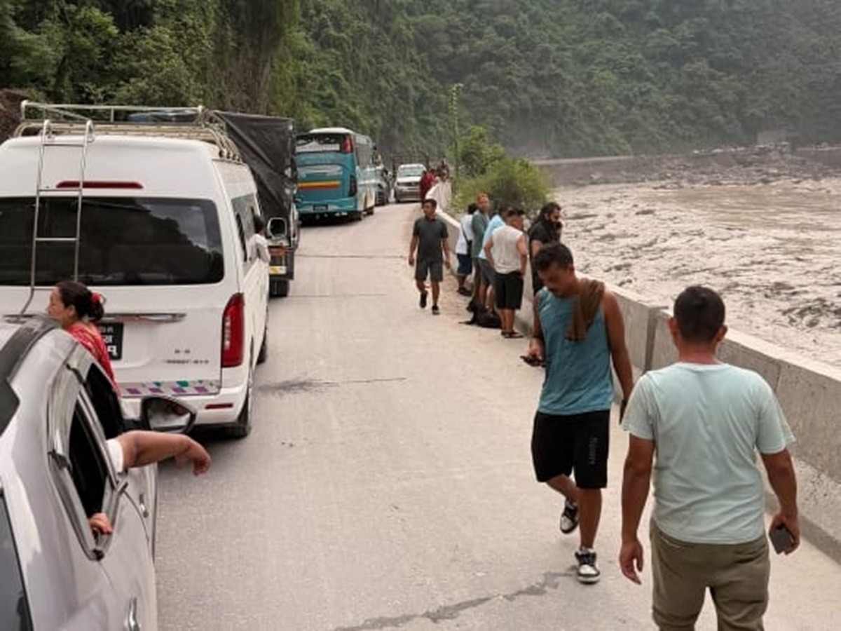 Dos turistas atrapados en Nepal tras la desaparición de la carretera 3 Tramo de carretera en la quedo atrapada la pareja de turistas.