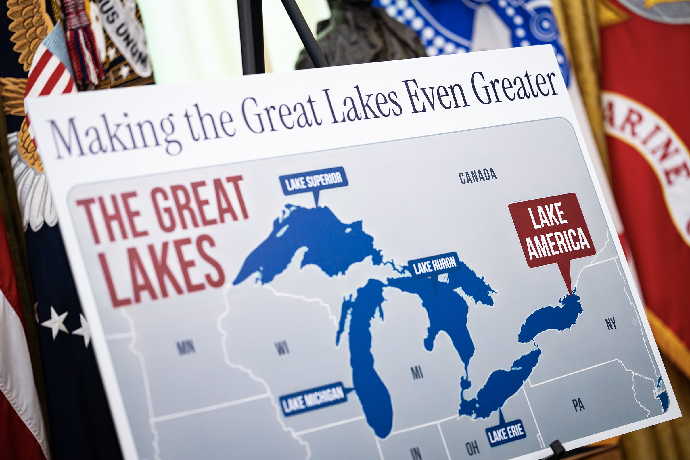 Trump ordena renombrar el lago Ontario a Lago América 2 Cartel en el Despacho Oval con el cambio de nombre del lago Ontario.