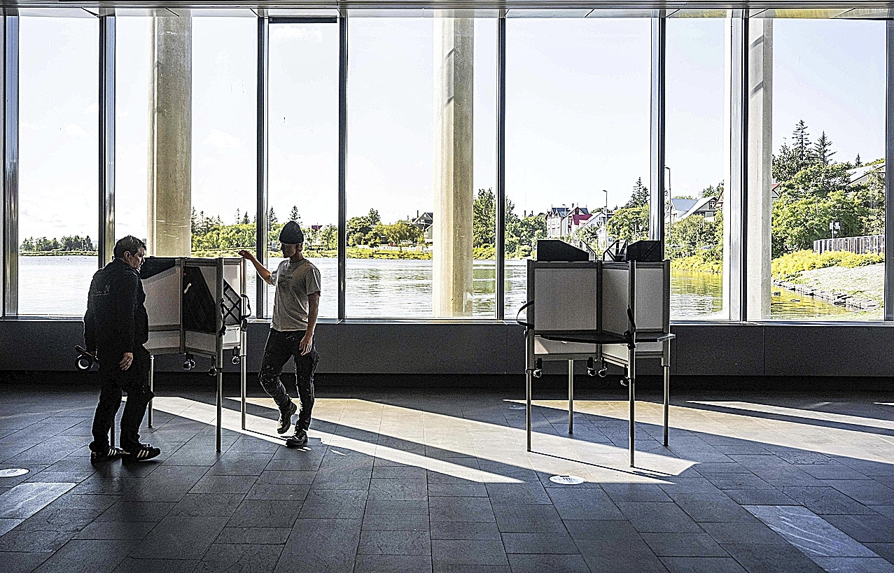 Islandia no cree en milagros: ni el sí ni el no nos arreglarán 2 Cabinas de las utilizadas ayer en el ayuntamiento de la capital para referéndum celebrado en Islandia.