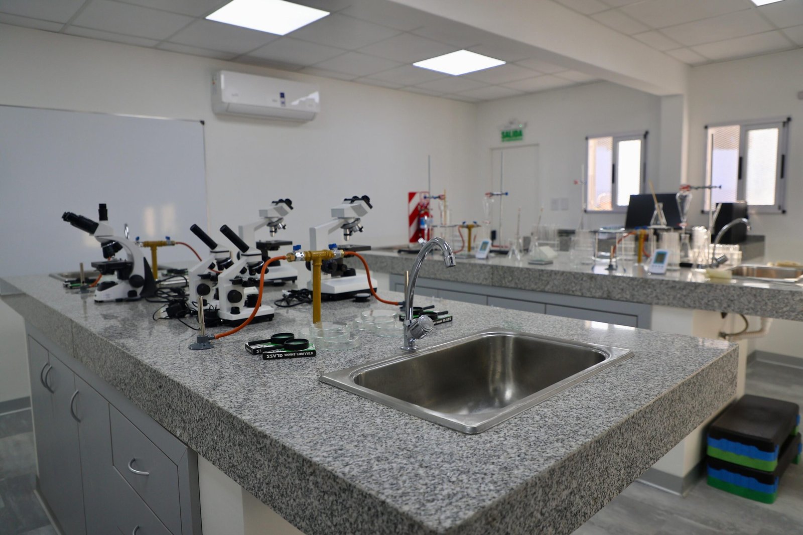 Escuela Primaria No 1 de Monte Grande suma laboratorio y renueva sanitarios 2 Escuela Primaria No 1 de Monte Grande suma laboratorio y renueva sanitarios