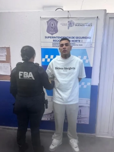 Foto impactante de Callejero Fino detenido con un arma 2 Foto impactante de Callejero Fino detenido con un arma