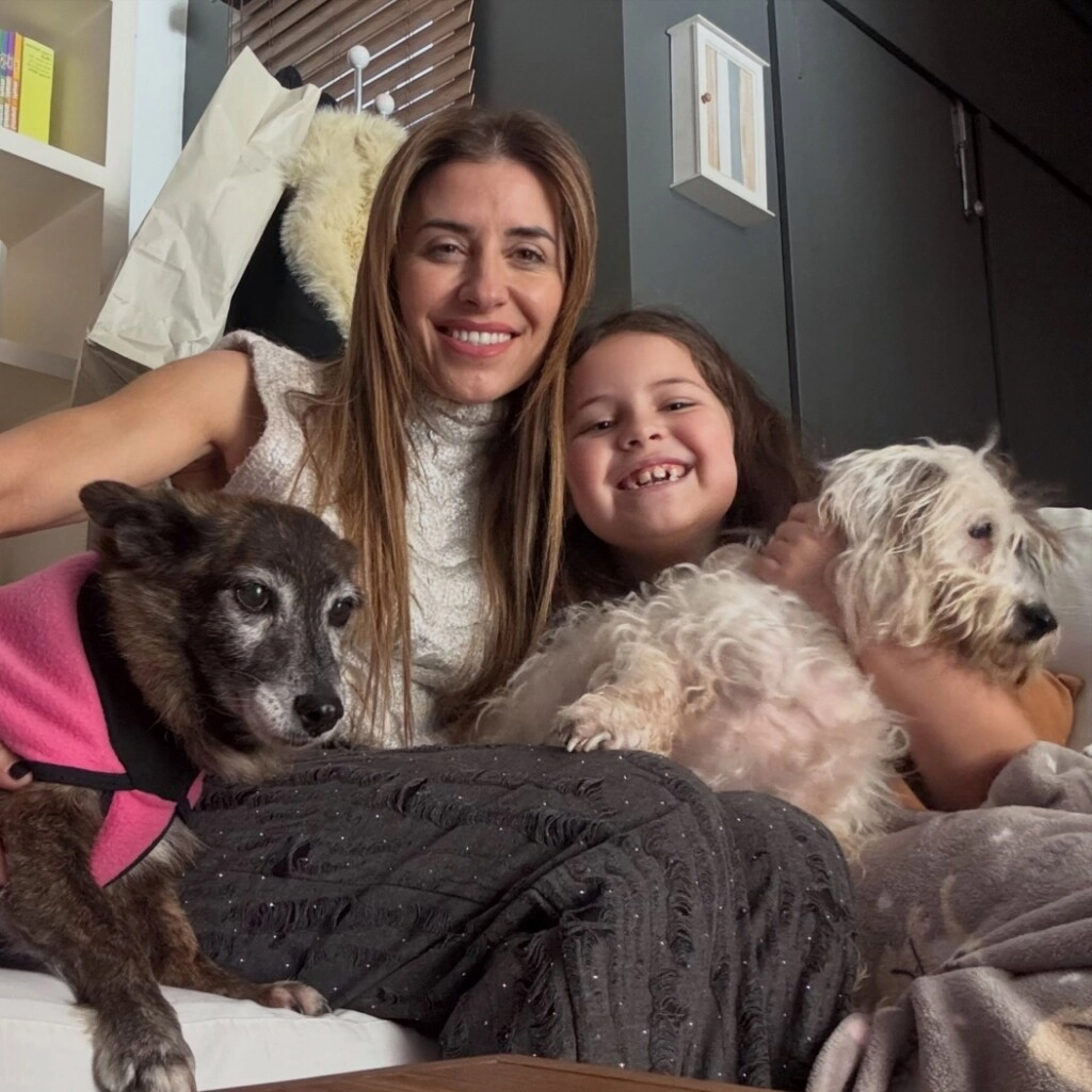 Gesto de amor de Mariana Brey por Leandro Rud 2 Mariana Brey con su hija y los dos nuevos integrantes de la familia. (Instagram)
