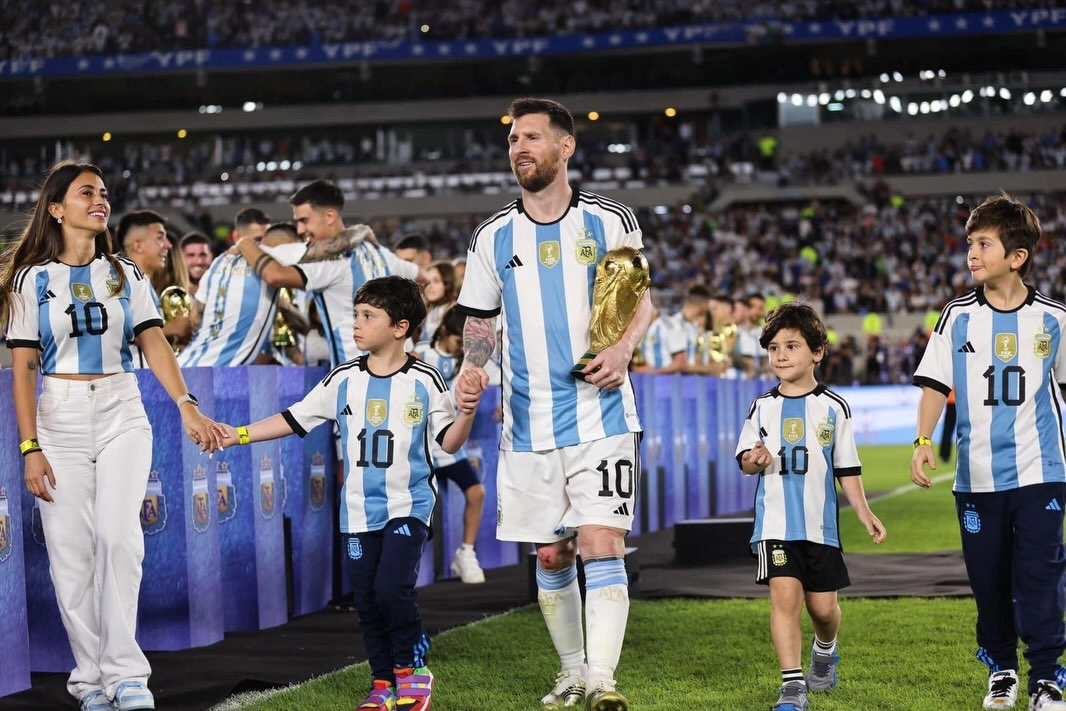 Desgarrador mensaje de Antonela Roccuzzo por la renuncia de Messi a la Selección 2 Las postales que eligió Antonela Roccuzzo para acompañar su carta. Fotos: IG.