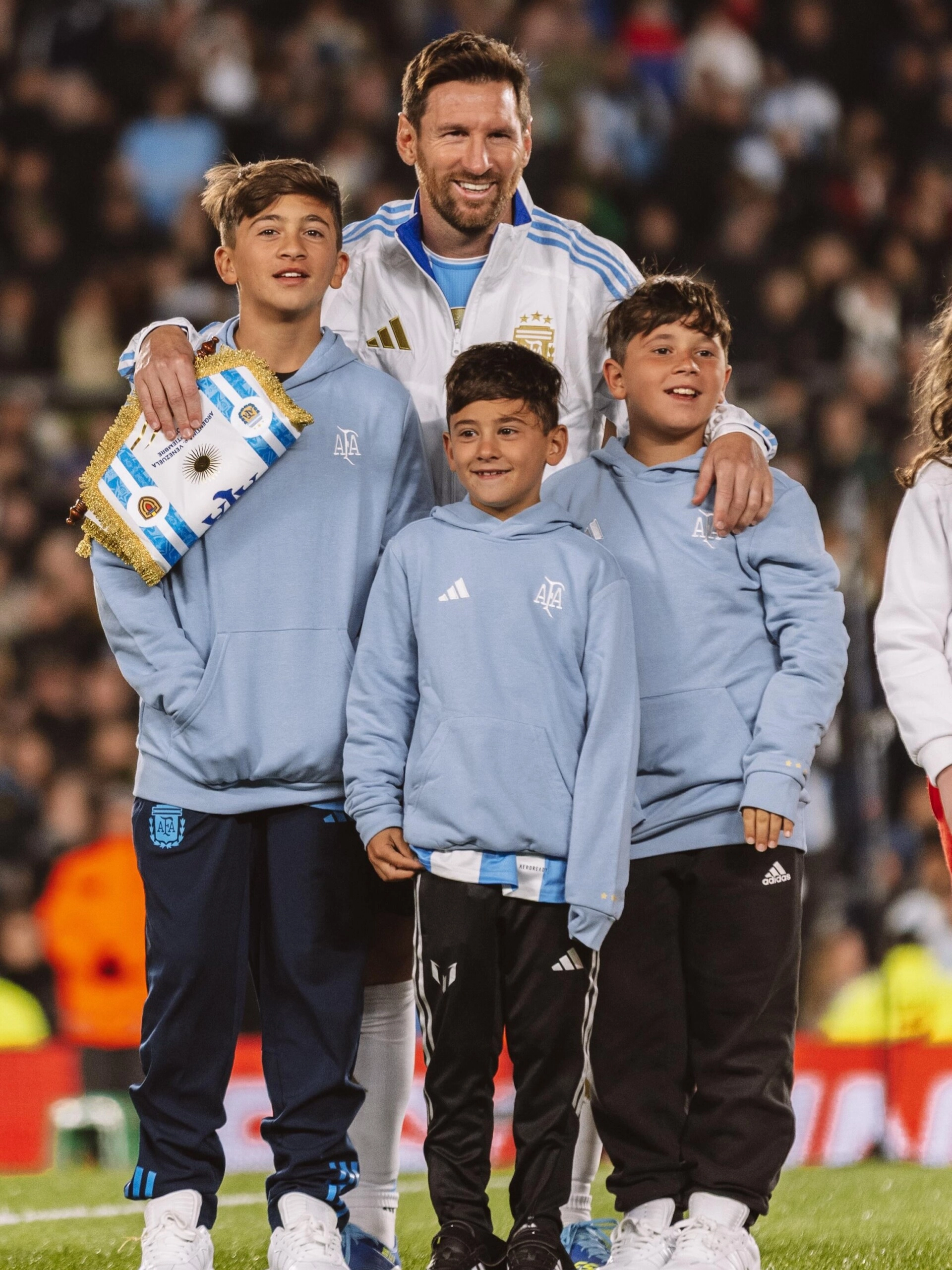 Desgarrador mensaje de Antonela Roccuzzo por la renuncia de Messi a la Selección 3 Leo Messi junto a sus hijos. Fotos: IG
