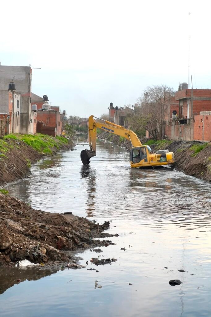 Fernando Gray supervisó la limpieza del arroyo Santa Catalina en Esteban Echeverría 3 Fernando Gray supervisó la limpieza del arroyo Santa Catalina en Esteban Echeverría