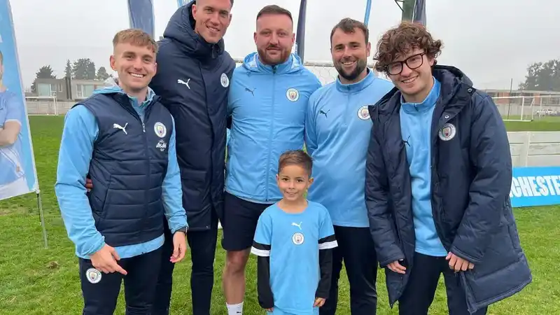 Piden ayuda para que un chico asista a la clínica de fútbol del Manchester City 2 Piden ayuda para que un chico asista a la clínica de fútbol del Manchester City