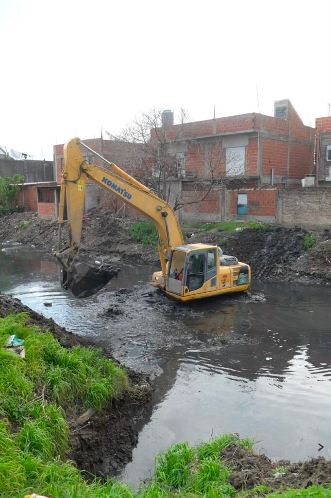 Fernando Gray supervisó la limpieza del arroyo Santa Catalina en Esteban Echeverría 2 Fernando Gray supervisó la limpieza del arroyo Santa Catalina en Esteban Echeverría